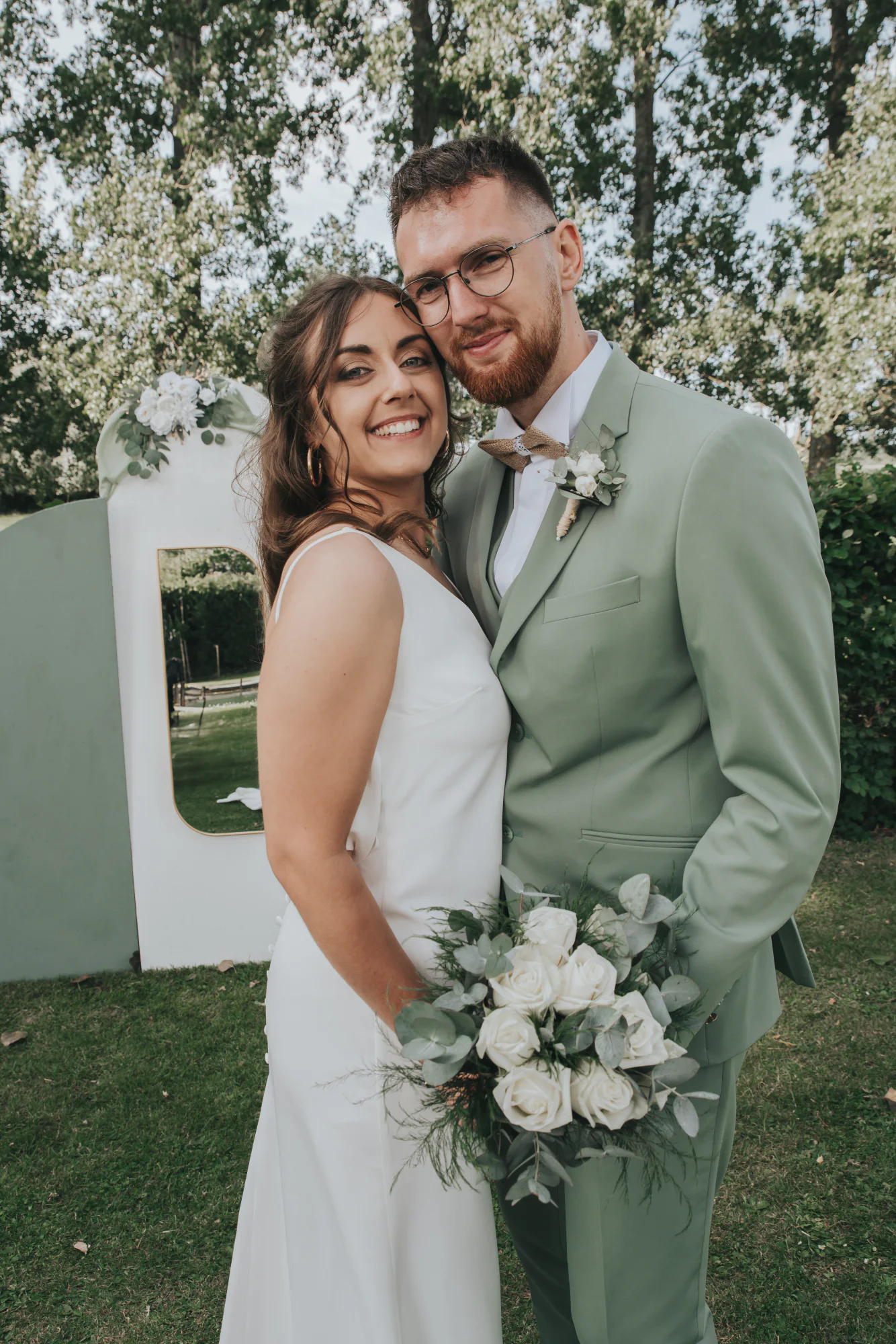 Couple de mariés en tenue vert sauge