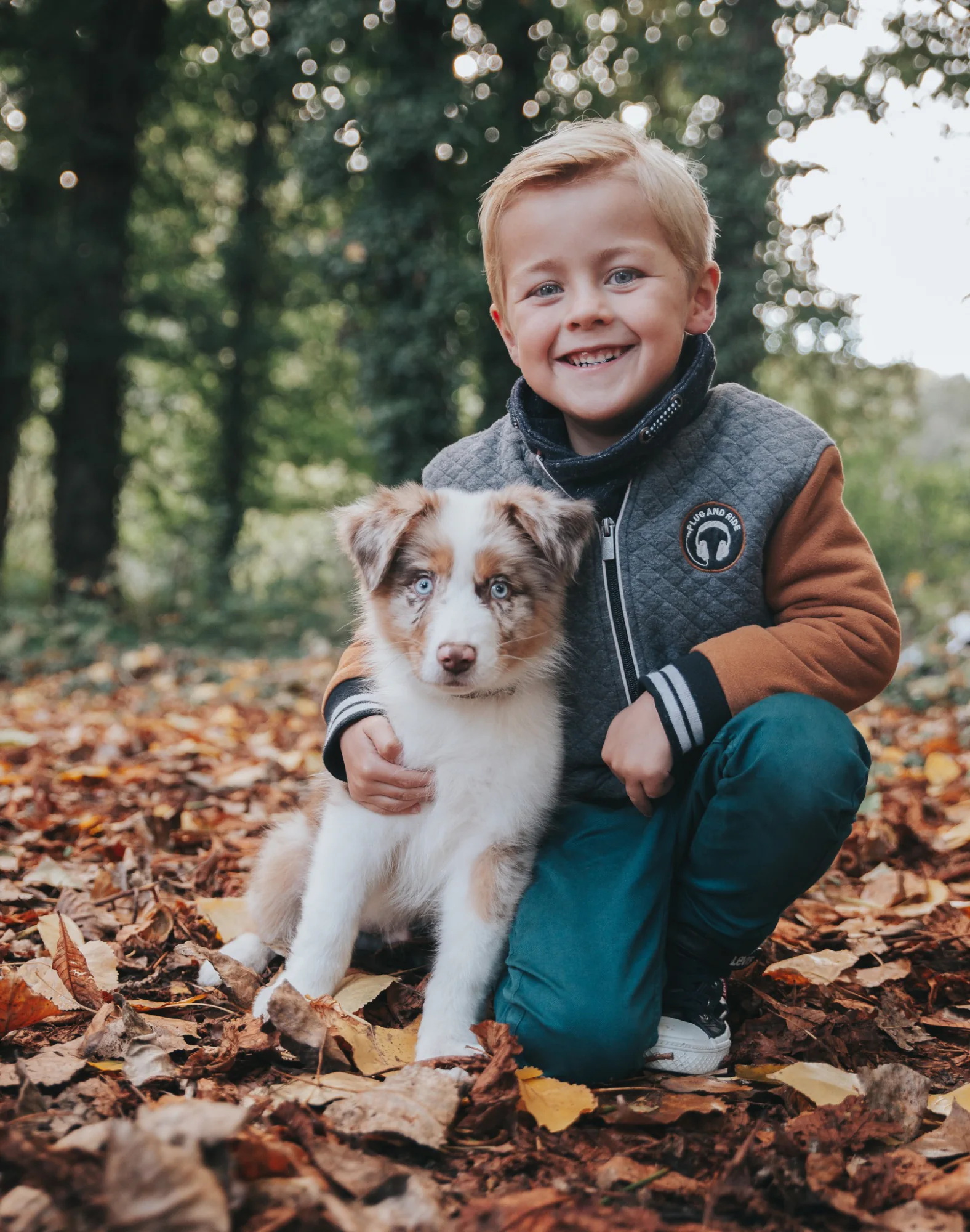 Enfant avec son chiot en forêt