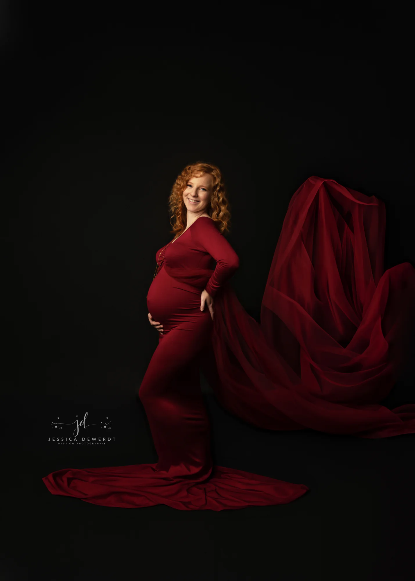 Future maman en robe rouge