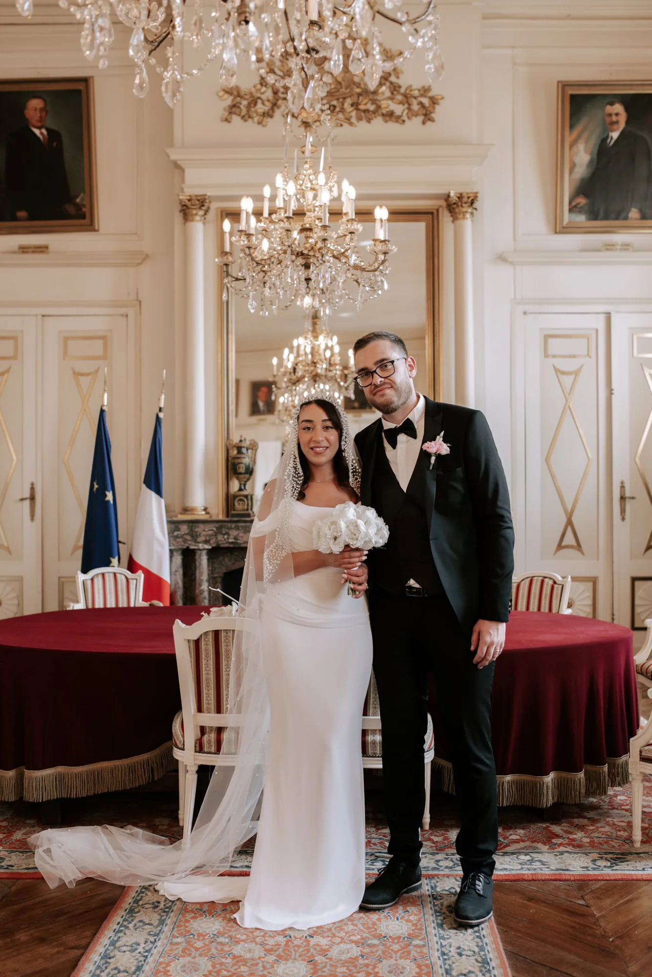 Mariés réunis à la mairie