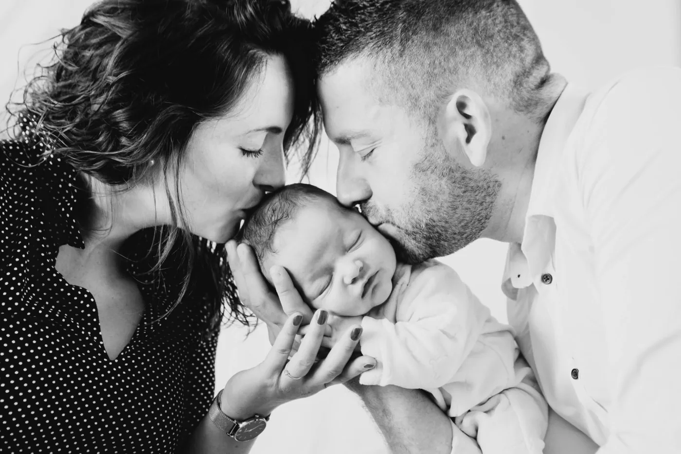 Parents entourant leur nouveau-né