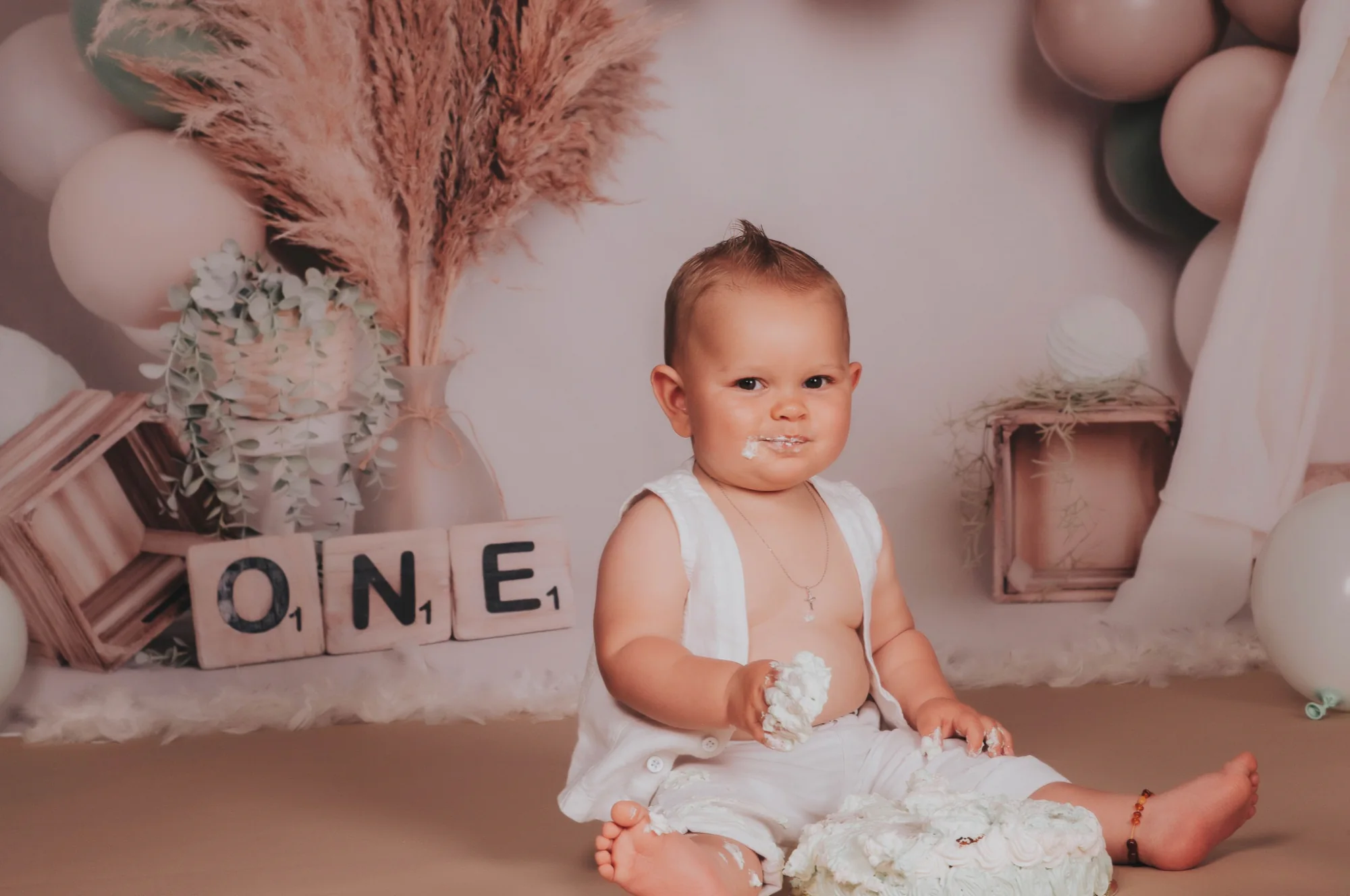Bébé dans un décor de premier anniversaire